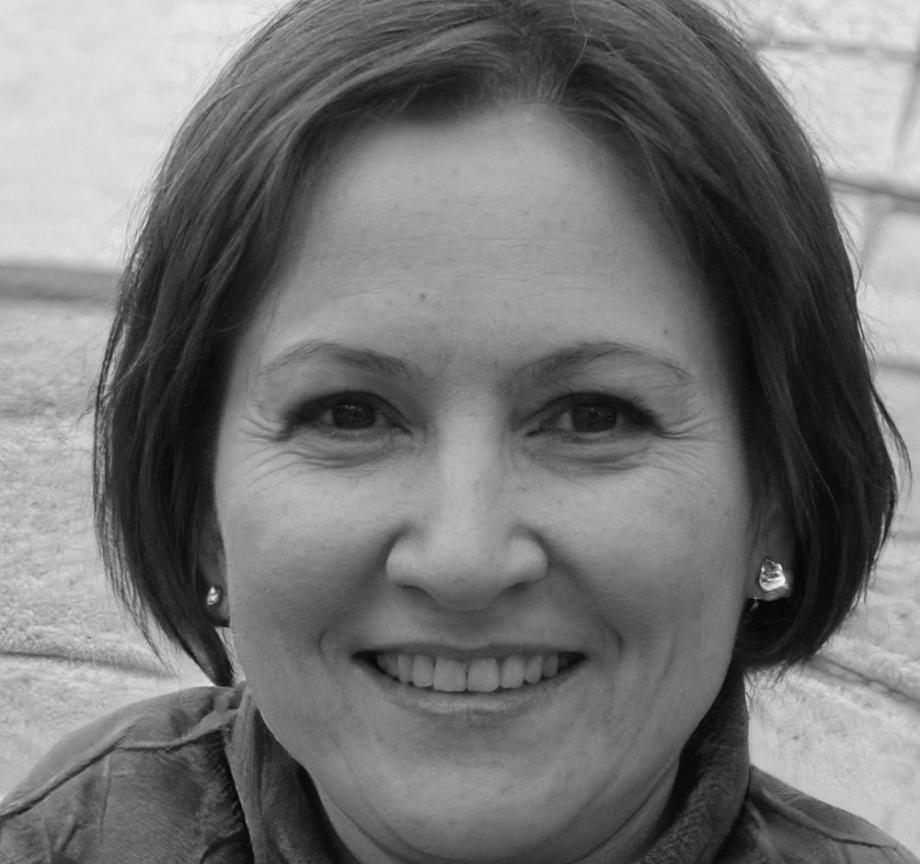 Ritratto professionale di Alma Pedretti, consulente aziendale specializzata in gestione finanziaria