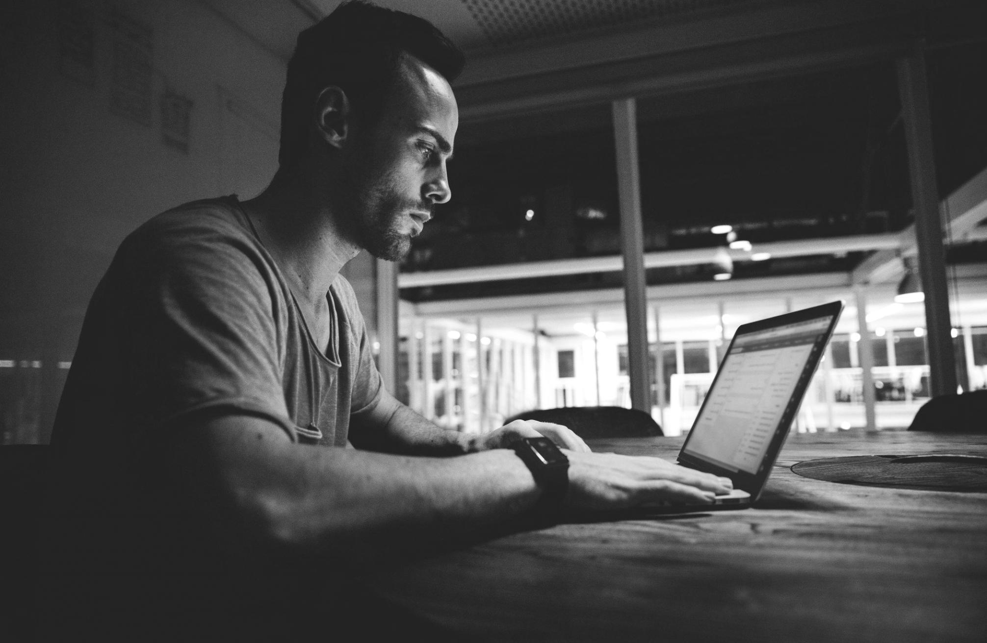 Interfaccia intuitiva del sistema di navigazione del corso con menu strutturato e percorso di apprendimento guidato